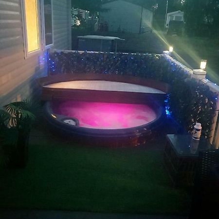 3 Bedroom Caravan With Hot Tub Tattershall Lakes Exterior foto